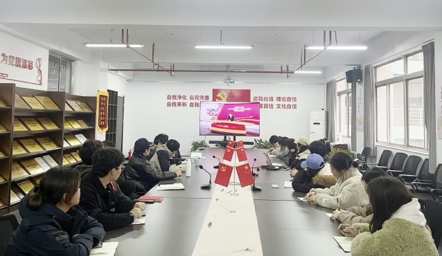 学生党员学习党的二十届三中全会精神.jpg