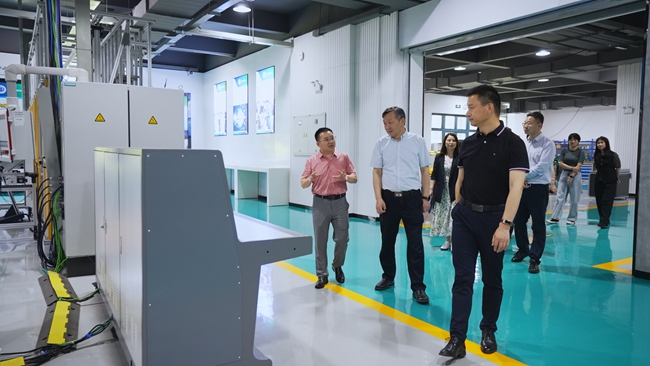 参观工业中心.jpg